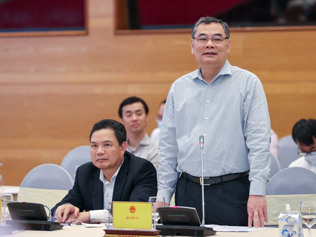 Tại buổi họp báo Chính phủ thường kỳ chiều 4/4, Trung tướng Tô Ân Xô, Chánh Văn phòng, Người phát ngôn Bộ Công an khi đề cập vụ Việt Á đã cho biết, Cơ quan điều tra Bộ Công an cũng đã khởi tố nhiều bị can, hiện đang tiếp tục điều tra, làm rõ. “Vụ Việt Á, thông báo của Ủy ban Kiểm tra Trung ương vừa qua đã nói quá rõ về các tổ chức, cá nhân có liên quan. Các bạn chờ đợi cơ quan chức năng tiến hành các thủ tục tiếp theo”. Dư luận tin rằng, trùm cuối vụ Việt Á sẽ sớm lộ diện.