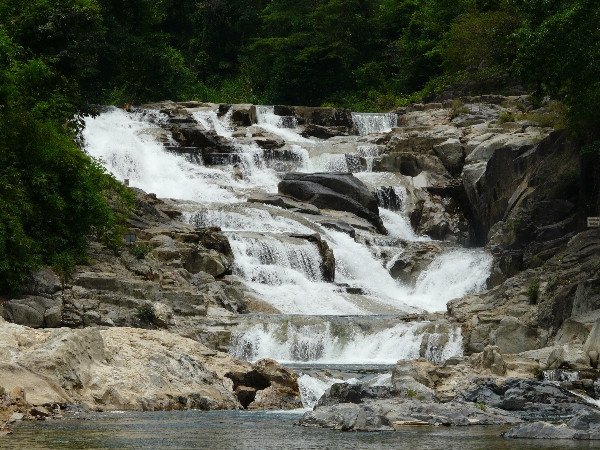 Thác Yang Bay, Nha Thang, Khánh Hòa, cách trung tâm thành phố khoảng 45 km, nằm ở độ cao trên 100 m so với mực nước biển và lọt thỏm giữa cánh rừng nguyên sinh và những dãy núi cao sừng sững.
