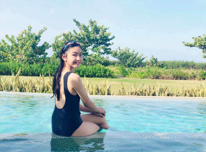 Lọ Lem sở hữu gương mặt thanh tú, được nhận xét là thường hưởng nhiều nét đẹp từ bố mẹ. Cô bé được ví như “tiểu Trương Bá Chi” ở một vài ảnh chụp nghiêng.