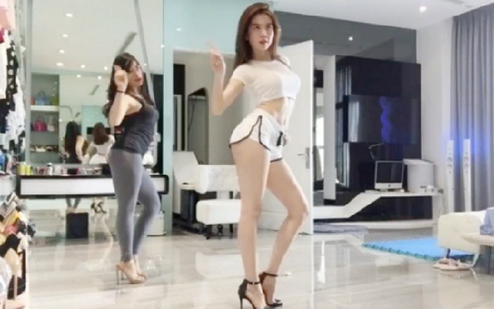 Hình ảnh Ngọc Trinh quyến rũ trên sàn tập.