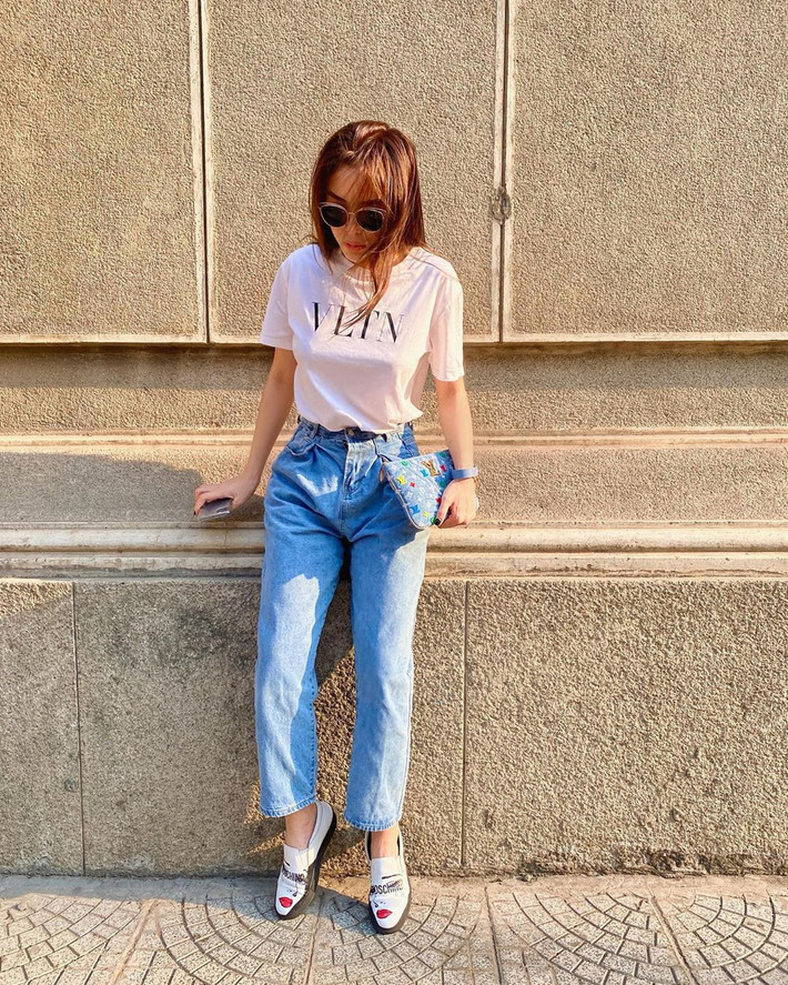 Hạn chế những bộ váy cắt xẻ táo bạo thường ngày, Kỳ Duyên chuyển hướng sang ưa chuộng các mẫu áo thun cơ bản, kết hợp cùng quần jeans và giày bệt. Cô được khen trẻ trung, cá tính với phong cách thời trang mới.