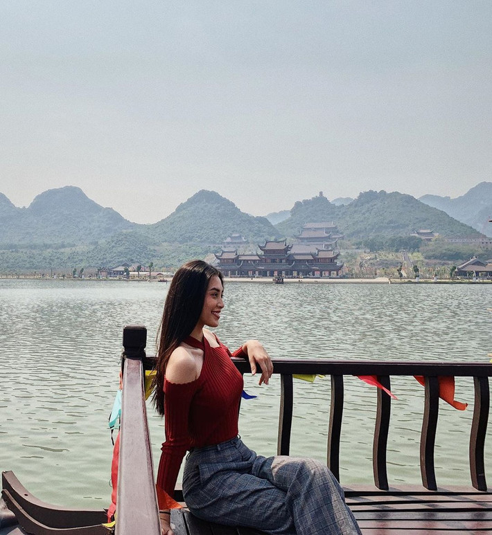 Tiểu Vy nhận được nhiều lời khen ngợi cho nhan sắc tươi tắn dù cô trang điểm khá nhạt.