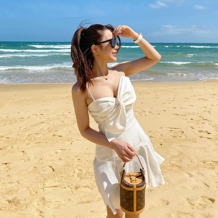 Cô chia sẻ nhiều khoảnh khắc mặc bikini trong chuyến du lịch gần đây. Nhiều người hâm mộ nhận xét Diệp Lâm Anh vẫn duy trì được vòng eo săn chắc dù đã sinh 2 con, đồng thời xin cô "bí quyết" để giữ gìn vóc dáng.