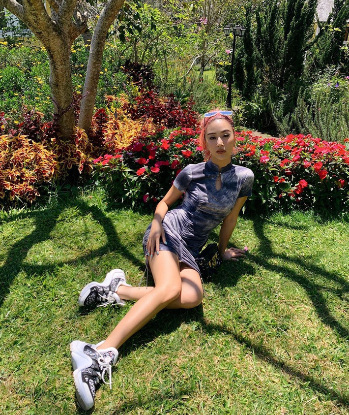 Quỳnh Anh Shyn cùng bạn bè có mặt tại Đà Lạt để vui chơi. Cựu hot girl Hà thành lựa chọn bộ váy lấy ý tưởng từ sườn sám của Trung Quốc nhằm khoe lợi thế eo thon, chân dài.