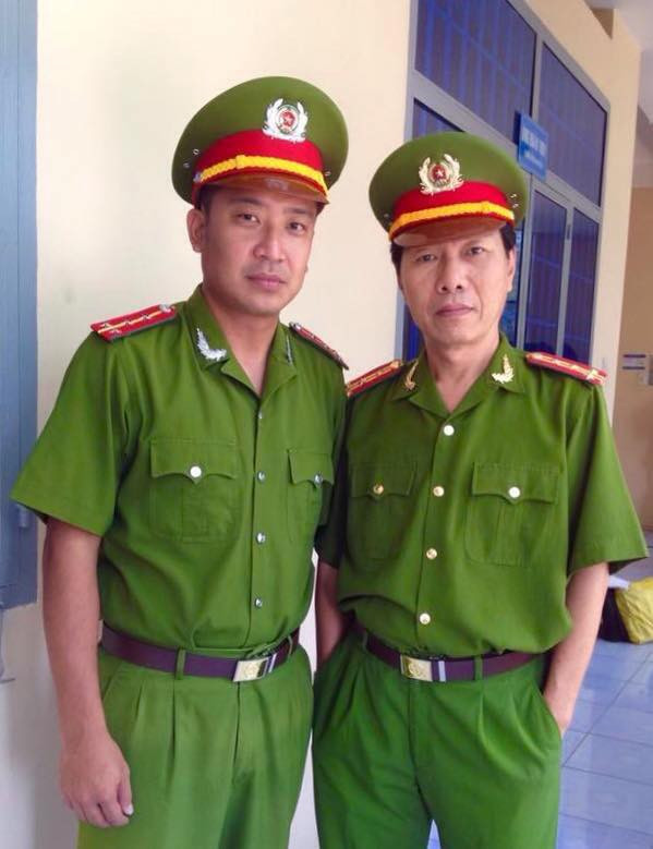 Diễn viên Đình Hiếu chụp ảnh cùng diễn viên Huỳnh Kiến An.