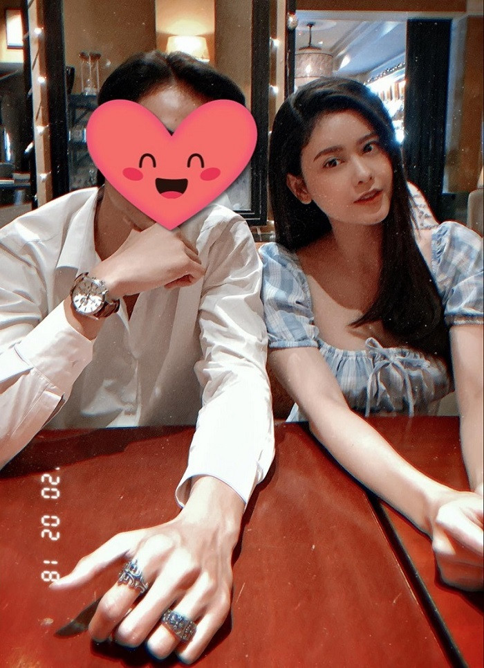 Trên trang cá nhân, Trương Quỳnh Anh chia sẻ ảnh chụp cùng một người đàn ông giấu mặt bằng icon hình trái tim kèm dòng trạng thái: “Sở thích của em là anh. Gương mặt của anh cũng đúng kiểu em thích, vậy anh có hạ cánh nơi em không?”. Ở phần bình luận, nhiều người cho rằng chàng trai bên cạnh chính là chồng cũ của Trương Quỳnh Anh - ca sĩ Tim qua mái tóc và những đường nét trên gương mặt. Nữ ca sĩ vẫn chưa lên tiếng về người đàn ông bí ẩn.
