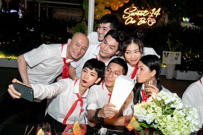 "Sinh nhật bạn lớp trưởng Ngô Thanh Vân. Mình là lớp phó kỷ luật nên phải kiểm tra quân số. Mà cái lớp mình ngoan quá. Đi đâu cũng đeo khăn quàng đỏ. Đến lúc đi quẩy tăng hai có cô làm vệ sinh nói “mấy con là cháu ngoan Bác Hồ hả? Sao mà vô mấy chỗ người lớn này, về lo đi học đi mấy con”, Xuân Lan chia sẻ.
