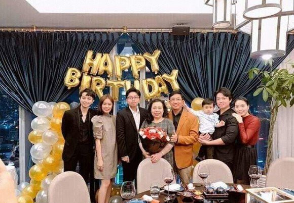 Được biết, giọng ca "Để Mị nói cho mà nghe" rất được lòng gia đình người tình tin đồn. Trong những bữa tiệc quan trọng của gia đình Gil Lê, nữ ca sĩ 32 tuổi đều có mặt.