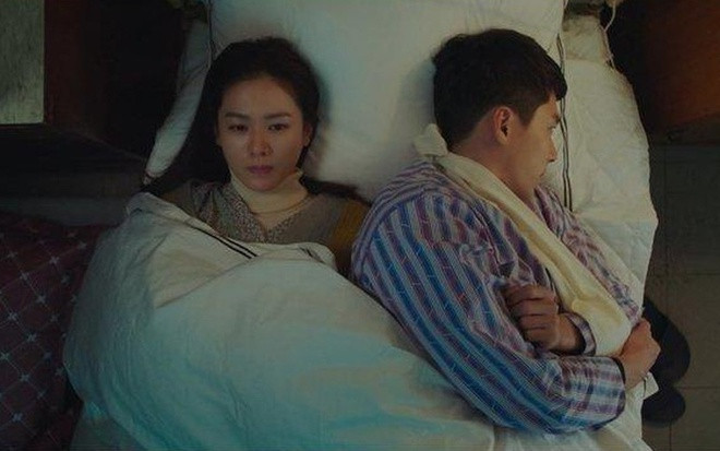 Jung Hyeok nằm đè lên vết thương mà không hề đau đớn: Trong tập 7 "Hạ cánh nơi anh", Jung Hyeok phải băng bó một bên vai. Đêm về khuya, chứng kiến Se Ri ngủ dưới nền đất lạnh lẽo, anh đã nhường giường bệnh cho người đẹp. Tuy nhiên, cô gái níu anh lại và ngỏ ý hai người có thể nằm cùng nhau. Jung Hyeok buộc phải nghiêng người để dành nhiều chỗ cho Se Ri. Anh đè lên vết thương mới phẫu thuật mà không hề tỏ ra khó khăn hay đau đớn. Đây tiếp tục là một chi tiết gây khó hiểu trong Crash Landing on You.