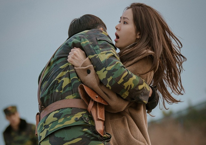 Jung Hyeok bị bắn ở lưng nhưng nằm ngửa khi gắp đạn: Ở tập 6, chàng quân nhân họ Ri đã bất chấp tính mạng đỡ đạn thay Se Ri trong vụ tấn công bất ngờ do Jo Cheol Kang bày trò. Vết đạn bắn nằm ở phần lưng trên của chàng trai.