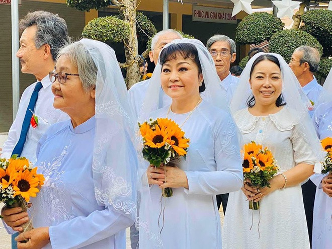 Trước khi đến với ông Đặng Quốc Toàn, Hương Lan từng kết hôn với nghệ sĩ Chí Tâm. Sau khi ly hôn, bà cùng hai con sang Mỹ định cư. Hiện, bà giữ mối quan hệ đồng nghiệp với chồng cũ nhưng hạn chế hợp tác chung.