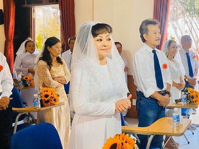 Đông đảo khán giả đã để lại lời chúc mừng với hạnh phúc viên mãn của nữ danh ca như: "Thật tuyệt vời. Chúc mừng hạnh phúc anh chị", "Chúc cô chú hạnh phúc, mãi mãi bên nhau"...