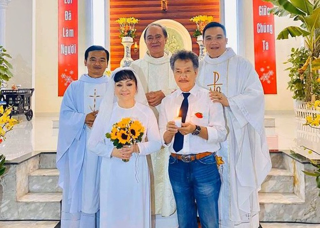 Danh ca xúc động viết: "Hương Lan luôn nhớ những ngày sát cánh cùng cha Sang đi thiện nguyện, tới những vùng xa xôi, đi chuyển khó khăn, đem lời ca tiếng hát đến với bà con. Mỗi lần về Việt Nam, Hương Lan lại mong có được cơ hội đi cùng cha và các ca sĩ thân hữu đi khắp nơi. Nhớ lắm, mong được góp chút phần công việc thiện nguyện cùng cha. Lại nhớ đến buổi lễ hôn phối được tổ chức tại nhà thờ Ba Giồng. Chia sẻ cùng mọi người hình ảnh hạnh phúc và thiêng liêng của buổi lễ".