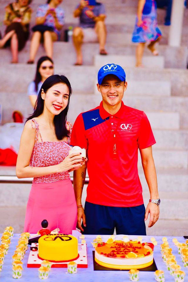 Mới đây Thủy Tiên bất ngờ chia sẻ, trong mắt Công Vinh cô là người hoàn hảo. Thủy Tiên bày tỏ: "Chăm sóc cho gia đình là bản năng của người phụ nữ. Từ ngày lấy anh Vinh, Tiên thích được tự tay nấu các món ăn cho gia đình mình. Tiên nhớ hồi đầu mới học nấu ăn, có mấy món dở tệ Tiên còn chẳng ăn nổi vậy mà anh Vinh vẫn tấm tắc: “Anh thấy được mà”. Hay có những lần Tiên tự dưng nổi cáu với anh Vinh chẳng vì điều gì hết ấy nhưng anh chẳng quạu lại còn chọc cho Tiên cười. Trong mắt anh, Tiên luôn là người phụ nữ hoàn hảo".