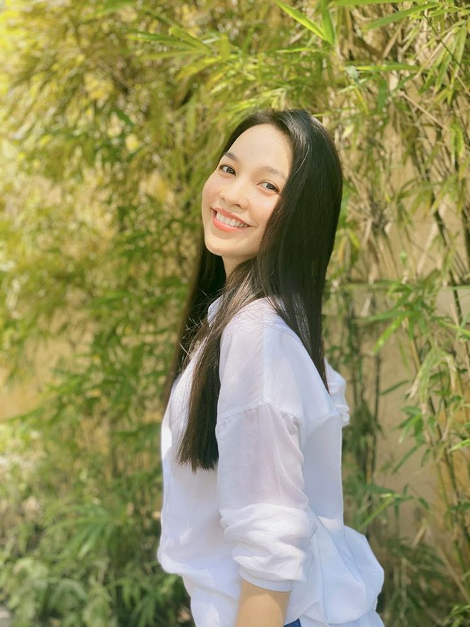 Ca sĩ Hiền Thục định cư ở Mỹ nhiều năm nay. Cô vẫn thường xuyên đăng tải hình ảnh mới trên trang cá nhân để chia sẻ với khán giả quê nhà. Trong những bức hình mới hôm 21/2, bà mẹ một con tiếp tục nhận được nhiều lời khen từ cộng đồng mạng. Cô diện áo sơ mi trắng, trang điểm mộc mạc.