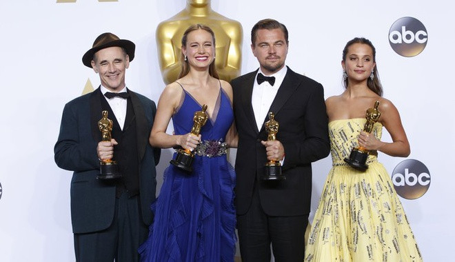 Oscar 2016 và bê bối phân biệt chủng tộc: Lễ trao giải thưởng điện ảnh Oscar lần thứ 88 vấp phải làn sóng chỉ trích và tẩy chay nặng nề từ phía các diễn viên lẫn người hâm mộ. Theo đó, danh sách 20 cái tên được đề cử cho các hạng mục diễn xuất đều thuộc về diễn viên người da trắng. Khán giả cũng dễ dàng nhận ra điều này đã xảy ra ở năm trước đó.