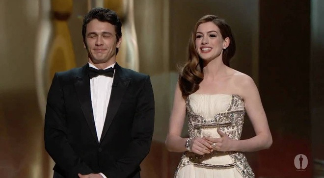 Đôi MC "thảm hoạ" của Oscar 2011: Năm 2011, tài tử James Franco và người đẹp Anne Hathaway được giao trọng trách làm người dẫn chương trình. Tuy được đánh giá có ngoại hình sáng sân khấu, màn dẫn dắt của hai MC vẫn bị giới chuyên môn đánh giá là thảm hoạ. Fan Oscar cho rằng họ đã phải chứng kiến một buổi trao giải tẻ nhạt, dài ngoằng vì trình độ dẫn dắt non nớt của hai ngôi sao Hollywood.