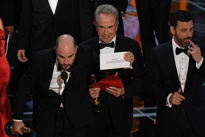 Năm 2017, lễ trao giải Oscar 2017 vướng phải sự cố hy hữu khi hai tài tử nổi tiếng đọc và trao nhầm giải thưởng ở hạng mục Phim truyện xuất sắc. Thay vì xướng tên bộ phim đoạt giải là Moonlight, Faye Dunaway và Warren Beatty đã cầm nhầm phong bì và gọi tên La La Land. Khoảnh khắc "đăng quang hụt" của bộ phim do Emma Stone đóng chính khiến khán giả nhớ lại scandal trao nhầm vương miện tại Miss Universe 2015.