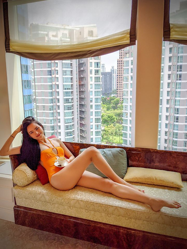 Người đẹp diện bộ áo tắm màu cam nổi bật, khoe khéo vóc dáng nóng bỏng. Hiện Tuyết Lan dành thời gian cho bản thân và tận hưởng cuộc sống độc thân. Trong năm 2020, cô sẽ tham gia các hoạt động thời trang trong nước nhiều hơn. Những chuyện buồn đã qua không còn khiến chân dài vương vấn.