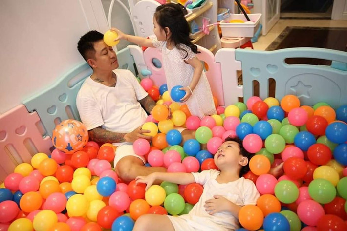 Tuấn Hưng từng bày tỏ, với anh gia đình là quan trọng nhất và anh sẽ dành 1/3 quãng đời còn lại để lo cho gia đình. "Tôi đã mất 1/3 thời gian để lớn và trưởng thành, 1/3 để xây dựng và rong chơi với sự nghiệp, bây giờ còn 1/3 để lo cho gia đình'', nam ca sĩ chia sẻ.
