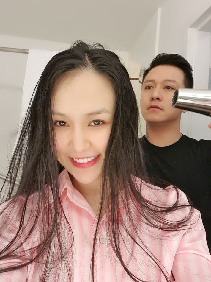 Được tiếng yêu chiều vợ con, Tuấn Hưng không nề hà những việc thường ngày như lau nhà, rửa bát, giặt quần áo lúc vợ mang bầu. "Ông chồng quốc dân" còn giúp vợ sấy tóc, hành động nhỏ nhưng không phải ông chồng nào cũng làm được cho người bạn đời của mình.