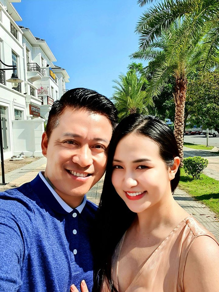 Mới đây, Tuấn Hưng bức xúc khi bị đồn vợ anh đòi ly hôn do không chịu nổi tính chơi bời của chồng. Thực tế hôn nhân của cặp đôi vẫn rất hạnh phúc.