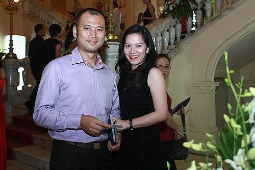 Long Vũ từng chia sẻ: 'Tôi xây dựng gia đình năm 1999. Trước đây, tôi từng nghĩ sẽ khó có ai 'trói buộc' được mình, nhưng khi gặp Lan, tôi tìm thấy ở cô ấy nhiều điểm hợp với mình. Thế là quyết định làm người 'mất tự do".