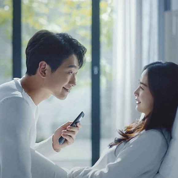 Mới đây, clip quảng cáo cho một thương hiệu với sự tham gia của Kim Tae Hee và Bi Rain đã được đăng tải. Trong video này, vợ chồng nữ diễn viên “Chuyện tình Harvard” có những cảnh tình tứ trên giường ngủ.