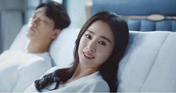 Người hâm mộ thực sự bấn loạn khi được ngắm nhìn cặp đôi này tình tứ không rời trước ống kính máy quay.