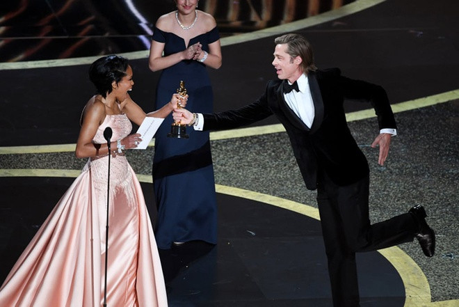 Brad Pitt chạy lên sân khấu nhận tượng vàng từ Regina King. Đây là lần đầu tiên trong sự nghiệp tài tử 54 tuổi giành giải Oscar ở hạng mục Nam diễn viên phụ xuất sắc. Brad chia sẻ: "Chiến thắng này dành cho các con của tôi. Bố yêu các con!".