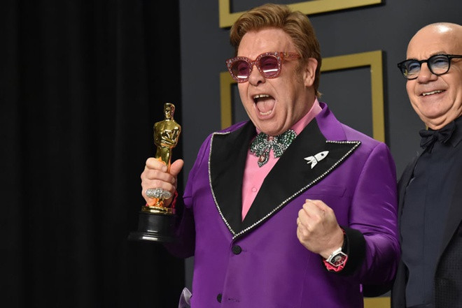 Danh ca Elton John bất ngờ khi nhận tượng vàng vào tuổi 72. Ông giành giải Ca khúc chủ đề xuất sắc trong phim với bài hát (I'm Gonna) Love Me Again phim Rocketman.