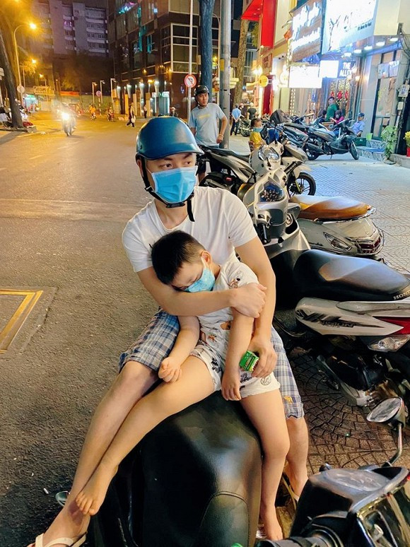 Chiều tối ngày 2/2/2020, 20 tỉnh, thành phố trên cả nước đã thông báo về quyết định cho học sinh nghỉ từ hai ngày đến một tuần, nhằm phòng tránh dịch viêm phổi cấp do virus corona gây ra. Thông báo này nhận được sự ủng hộ của nhiều phụ huynh cũng như các sao Việt đang có con trong độ tuổi đi học.