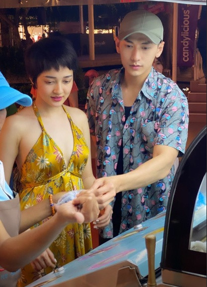 Isaac cũng đăng ảnh bên đàn em khi có duyên gặp mặt. Trước đó, việc Bảo Anh và Isaac cùng đăng ảnh, check in tại một địa điểm khiến nhiều người hâm mộ đồn đoán mối quan hệ của họ thân hơn trước.