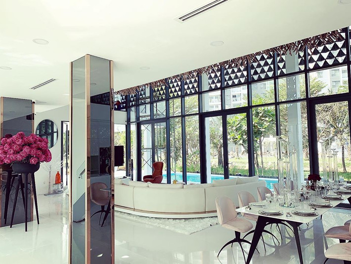 Khuôn viên biệt thự rộng khoảng 800m2, công trình xây dựng 4 tầng theo phong cách hiện đại, nằm trong "khu nhà giàu" ở quận 9, TP.HCM.