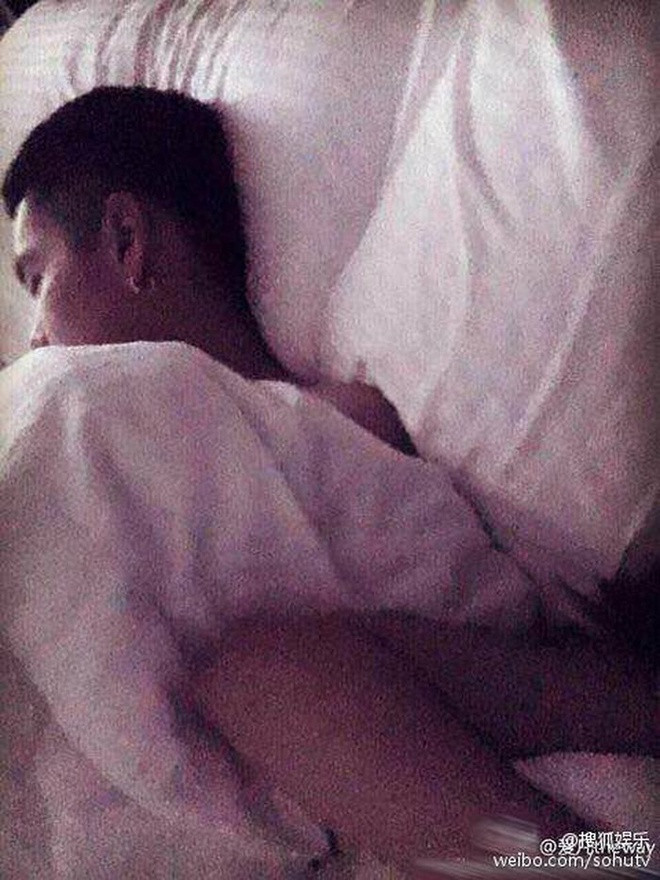 Ngô Diệc Phàm (Kris Wu): Cựu thành viên EXO hai lần dính vào scandal vì bạn gái cũ. Lần đầu tiên vào năm 2016, một cô gái tự xưng là Tiểu GNA đã tung ra tấm ảnh chụp người đàn ông đang ngủ trên giường. Dựa vào góc mặt và đường nét sống mũi, dân mạng nhận định đây là Ngô Diệc Phàm.
