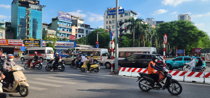 Theo phương án điều chỉnh, sẽ cấm các phương tiện rẽ trái từ Hàm Nghi vào Lê Đức Thọ. Đồng thời, tổ chức cho các phương tiện đi thẳng và quay đầu tại điểm mở dải phân cách giữa trên đường Nguyễn Hoàng, để đi ra đường Lê Đức Thọ (hướng về Hồ Tùng Mậu).
