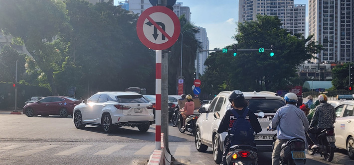 Tuy nhiên, thực tế tình hình giao thông tại nút giao này vẫn bất ổn khi số đông người tham gia giao thông tại đây bất tuân biển báo và thản nhiên vi phạm.