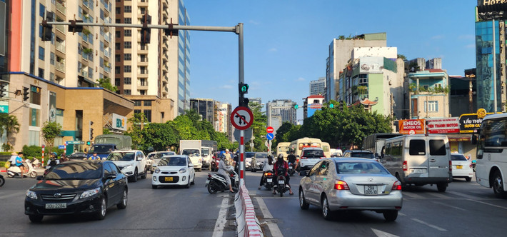 Biển cấm rẽ trái, quay đầu xe tại nút giao này dường như "vô hình" với người tham gia giao thông.