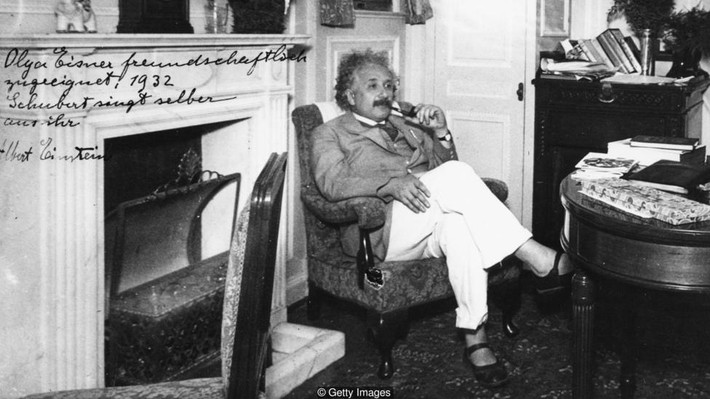 Albert Einstein có một phương pháp khác giúp kích thích não bộ cực kỳ tốt mặc dù ngủ hơn 10 tiếng mỗi ngày là chợp mắt. Phương pháp của Einstein là mỗi lần chợp mắt trên ghế bành, Einstein cầm trên tay một chiếc thìa và đặt một chiếc đĩa bằng kim loại ở phía dưới.
