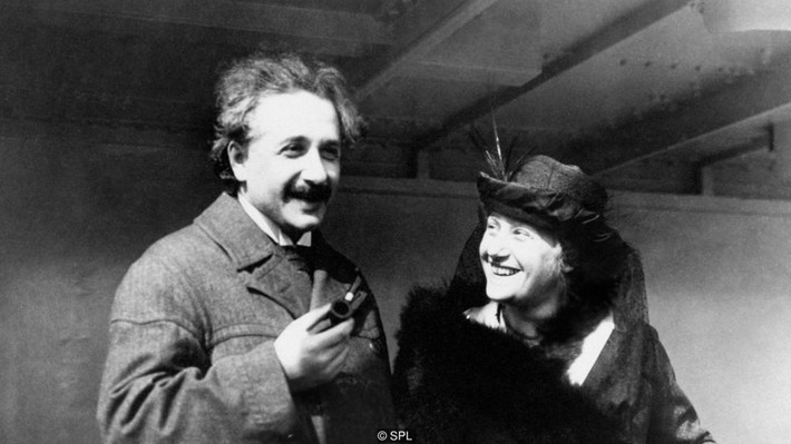 Từ đó về sau, Einstein luôn đi dép, và thậm chí có lần không tìm thấy dép của mình, ông đã đi dép của vợ. Thói quen không đi tất của ông khiến nhiều người tò mò, hiếu kỳ.