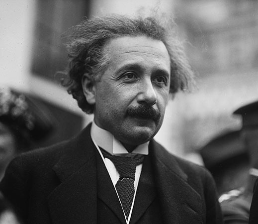 Einstein thường xuyên ăn spaghetti. Theo các chuyên gia, sở thích ăn mỳ Ý này sẽ giúp trau dồi công suất của bộ não thiên tài.