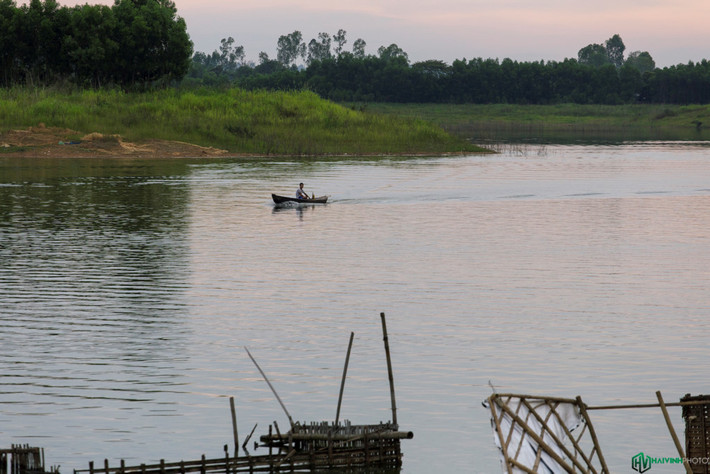 Ở làng chài, phương tiện di chuyển chính là thuyền. Gần đó vẫn có đường bộ phục vụ cho việc vận chuyển hàng hóa và đi lại.