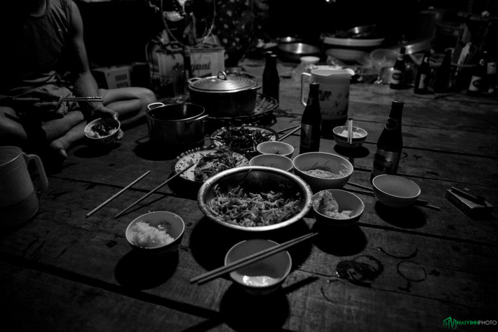 Buổi tối, chúng tôi được chiêu đãi những món ăn độc đáo như cả cá chiên giòn, cá kìm phơi khô trộn với xoài xắt mỏng, cá chép nguyên vảy chiên xù. Thêm chút bia tươi và khung cảnh miền sông nước càng tuyệt vời hơn nữa.