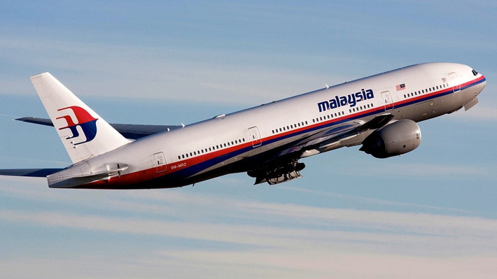 Tuy nhiên, chưa đầy 1 giờ sau khi cất cánh, máy bay của Malaysia mất liên lạc và tín hiệu radar phía trên vịnh Thái Lan. MH370 xuất hiện trên radar quân sự Malaysia lần cuối khi đang ở biển Andaman, phía tây bắc nước này. Vào thời điểm gặp nạn, MH370 chở theo 239 người, trong đó có 12 người thuộc phi hành đoàn.
