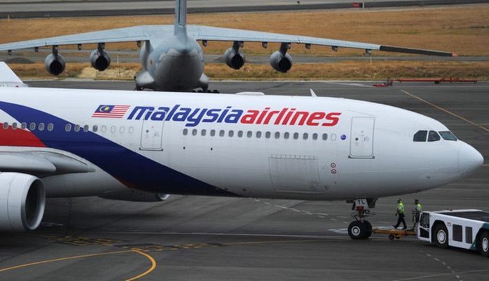 Máy bay Boeing 777-200 mang số hiệu MH370 của hãng hàng không quốc gia Malaysia Airlines cất cánh từ sân bay Kuala Lumpur lúc 0h41 ngày 8/3/2014 và dự kiến tới Bắc Kinh, Trung Quốc khoảng 6h30 cùng ngày hôm ấy. Sự việc máy bay mất tích này đã gây rúng động dư luận.