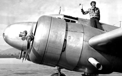 Amelia Earhart là nữ phi công đầu tiên trên thế giới bay một mình qua Đại Tây Dương. Tuy nhiên, đến ngày 2/7/1937, máy bay của nữ phi công này mất tích một cách bí ẩn ở một vị trí đâu đó trên Thái Bình Dương.
