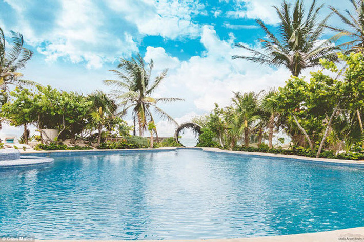 Tới khách sạn Casa Malca, du khách có thể thư giãn tại 3 bể bơi cũng như giải trí tại quán bar trên tầng thượng và chiêm ngưỡng nhiều bức tranh có giá trị.