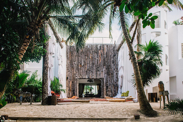 Sau khi bị bỏ hoang nhiều năm, tòa biệt thự ở Tulum của tên trùm ma túy Pablo Escobar đã được nhà sưu tầm tranh Lio Malca cải tạo thành một khách sạn 5 sao mang tên Casa Malca.