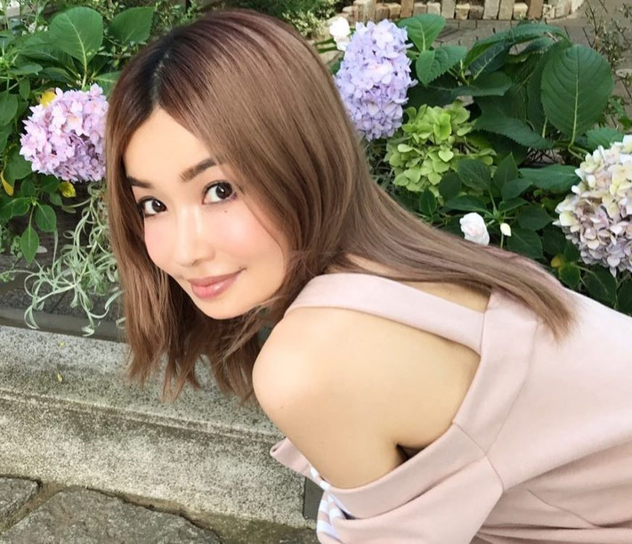 Risa Hirako (46 tuổi) hiện là người mẫu, ca sĩ ở Nhật Bản. Cô luôn trung thành với kiểu trang điểm tự nhiên, hầu như không chỉnh sửa ảnh bao giờ, theo Bright Side. Cô không quá nghiêm khắc với bản thân, song cố gắng ăn uống khoa học, hạn chế ăn thịt, chất béo, chất có đường.