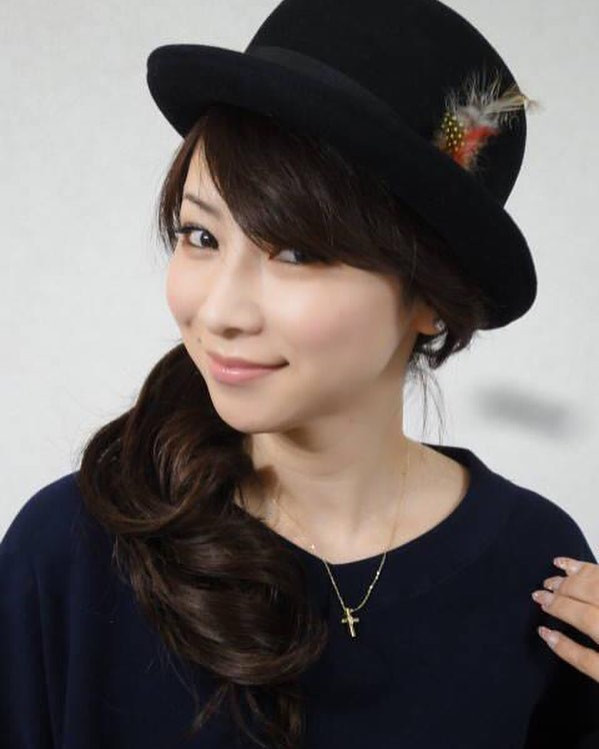 Masako Mizutani (49 tuổi) là một trong những quý bà sở hữu vẻ đẹp bất diệt của Nhật Bản. Cô bắt đầu nổi tiếng từ năm 2009 với nhan sắc còn trẻ hơn cả con gái của mình. Bà mẹ 2 con thường chăm sóc da 5 tiếng mỗi ngày, uống nhiều nước, ngủ đủ giấc, không hút thuốc và sử dụng mỹ phẩm giàu vitamin E.